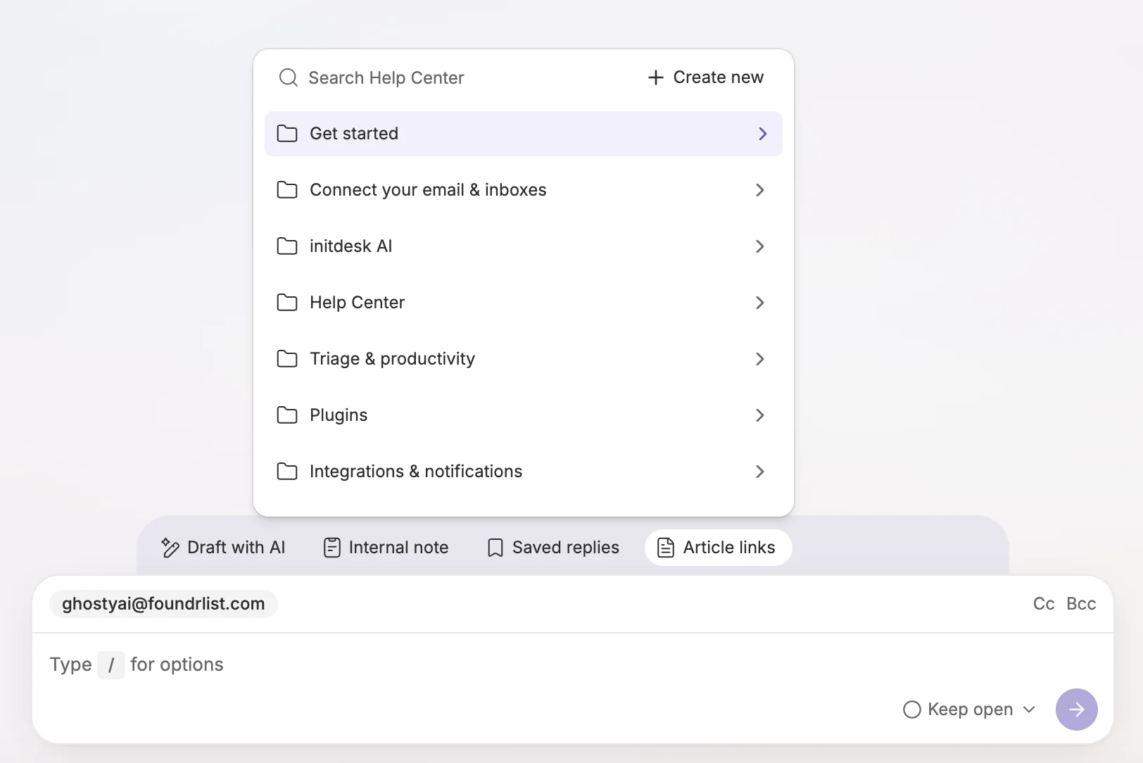 Sélecteur de liens d’articles au-dessus de l’éditeur de tickets, avec recherche dans le Centre d’aide, collections et action de création d’article à côté de l’outil de réponses enregistrées