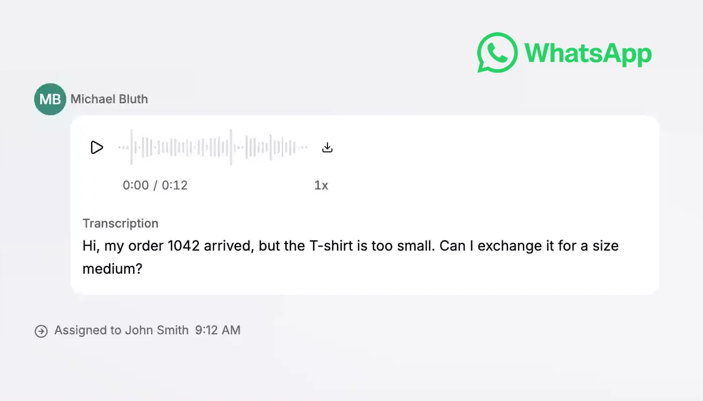 WhatsApp voice message in an initdesk ticket with an audio player, a transcription, and an assignment to a team member
